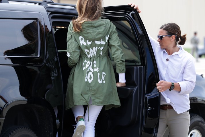 A ex-primeira-dama Melania Trump usa jaqueta com inscrição "I Really Don't Care, Do U?" ("eu realmente não me importo, e você?") / Foto: Chip Somodevilla/Getty Images (21.jun.2018)