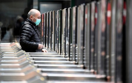 Homem usa em meio ao risco de coronavírus em estação de metrô na Itália
