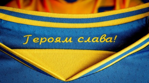 Camisa azul e amarela com slogan "Glória aos heróis"