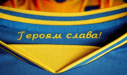 Camisa azul e amarela com slogan "Glória aos heróis"