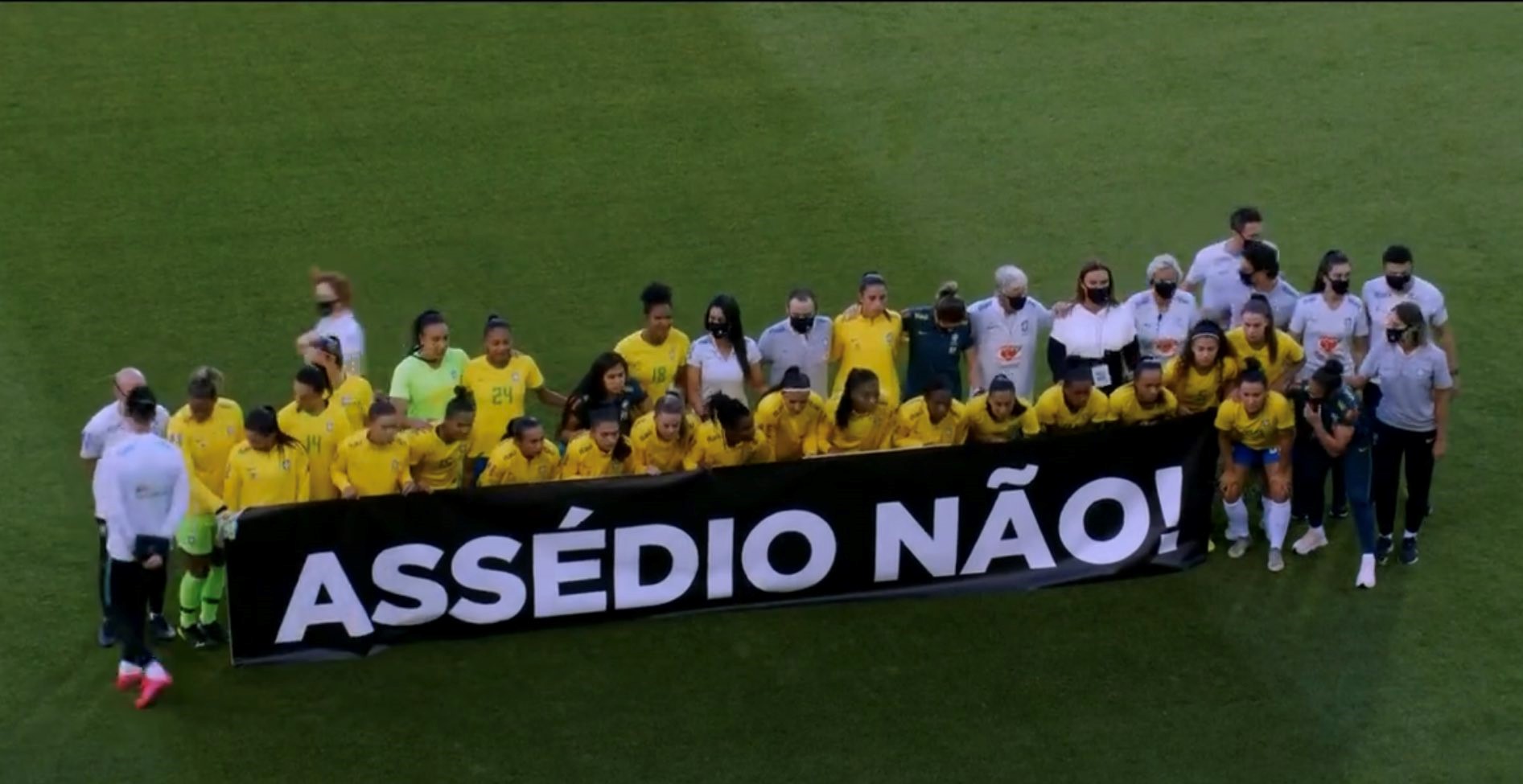 Atletas da Seleção Brasileira de Futebol estenderam uma faixa contra o assédio a