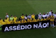 Jogadoras da seleção brasileira entram em campo com faixa: ‘assédio não’
