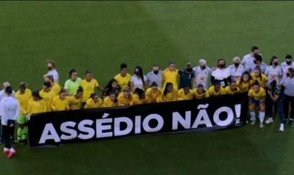 Atletas da Seleção Brasileira de Futebol estenderam uma faixa contra o assédio a
