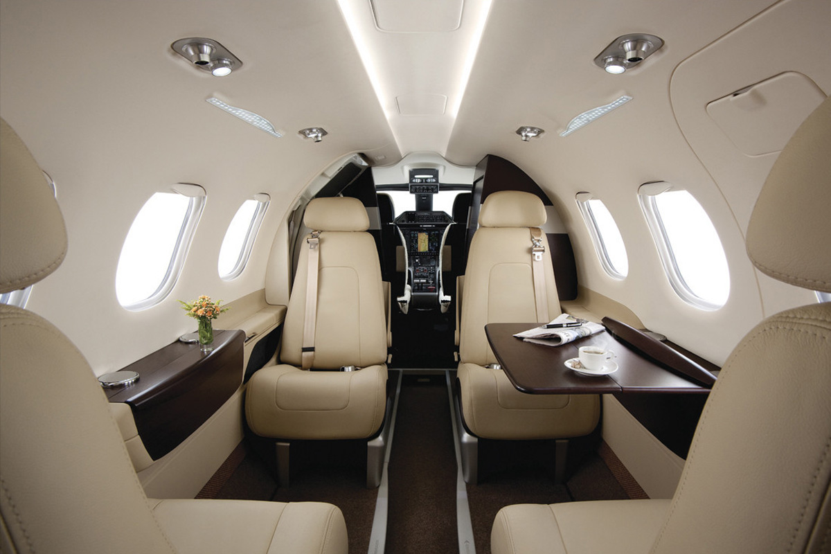 Interior do jato Phenom 100