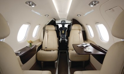 Interior do jato Phenom 100