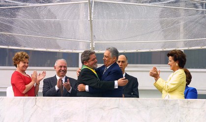 Fernando Henrique Cardoso transfere a faixa presidencial para Luiz Inácio Lula da Silva, em Brasília, 1º de janeiro de 2003