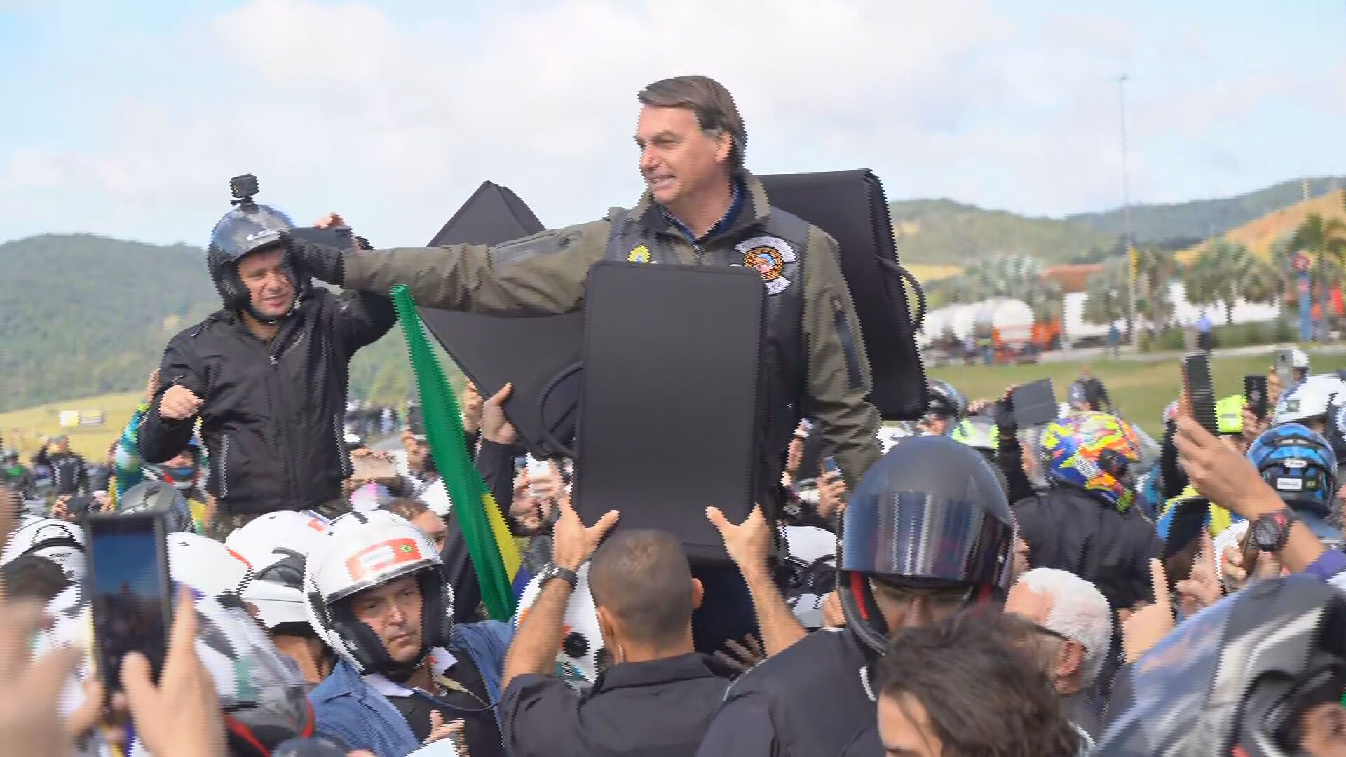 Bolsonaro com motoqueiros em manifestação (12-06-2021)