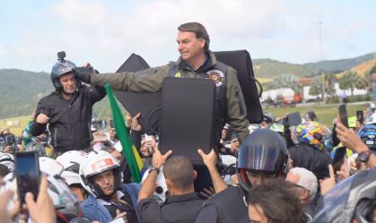 Bolsonaro com motoqueiros em manifestação (12-06-2021)