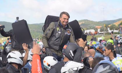 Bolsonaro escolhe líder religioso para garupa de moto, de olho em 2022