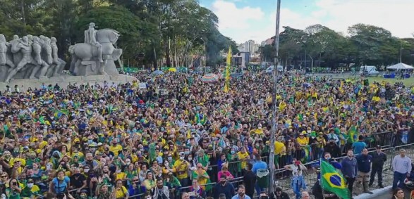 Manifestação pró-Bolsonaro próximo ao Obelisco aos Heróis de 32