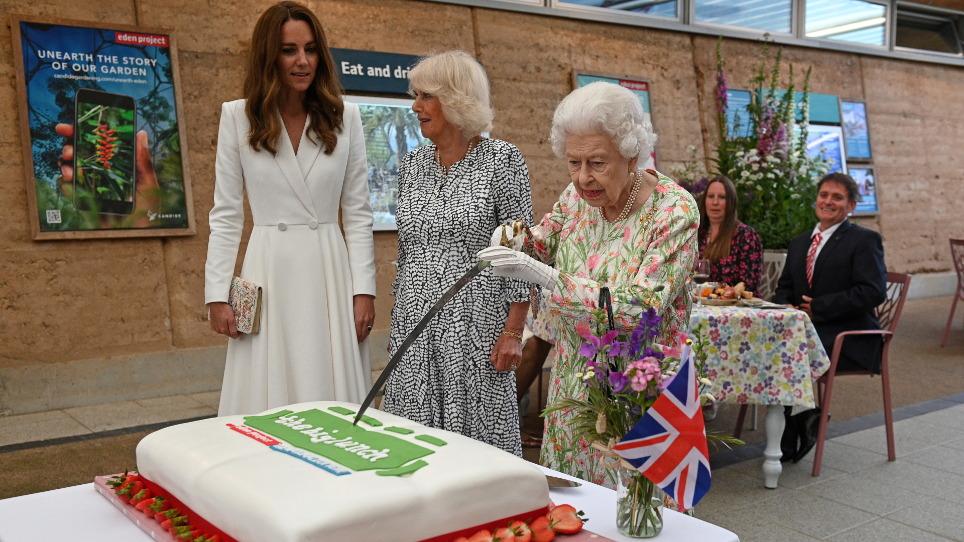 Rainha Elizabeth, Catarina, Duquesa de Cambridge, e Camila, Duquesa da Cornualha