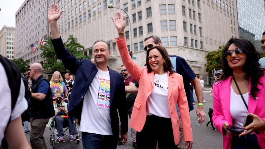 Vice-presidente Kamala Harris e marido Doug Emhoff acenam para o público / Foto: Anna Moneymaker/Equipe/GETTY IMAGES
