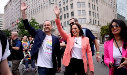 Kamala Harris usa blusa com a frase "amor é amor" ao lado do marido Doug Emhoff 