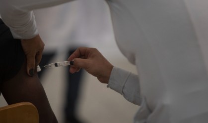 Vacina contra a covid-19 sendo aplicada