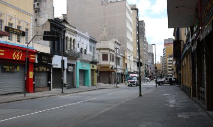 Lojas fechadas na 25 de março, região central de São Paulo