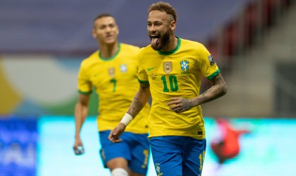 Neymar sorri após marcar gol na Copa América