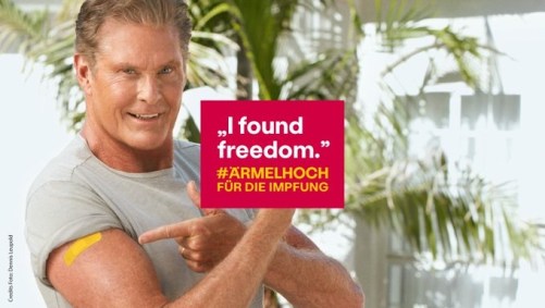 David Hasselhoff estrela campanha de vacinação contra covid-19 na Alemanha