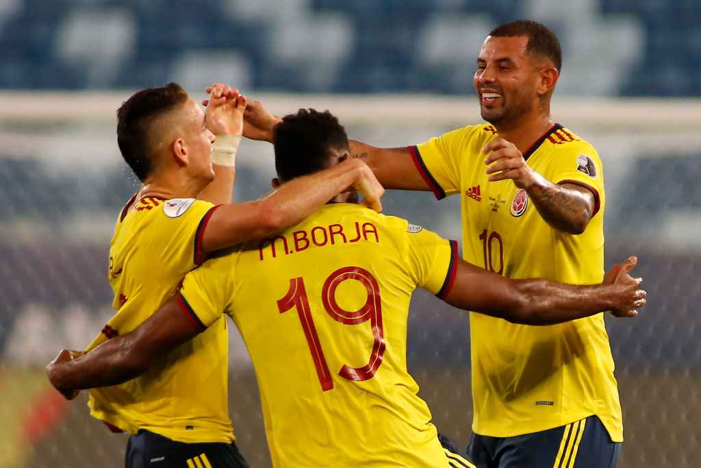 Cardona, da seleção colombiana, celebra gol com Rafael Santos e Miguel Borja