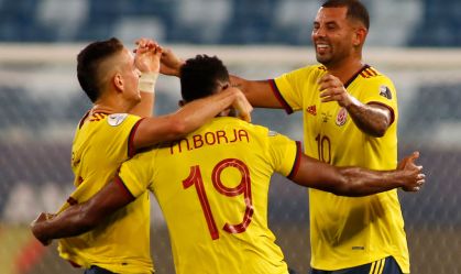 Cardona, da seleção colombiana, celebra gol com Rafael Santos e Miguel Borja
