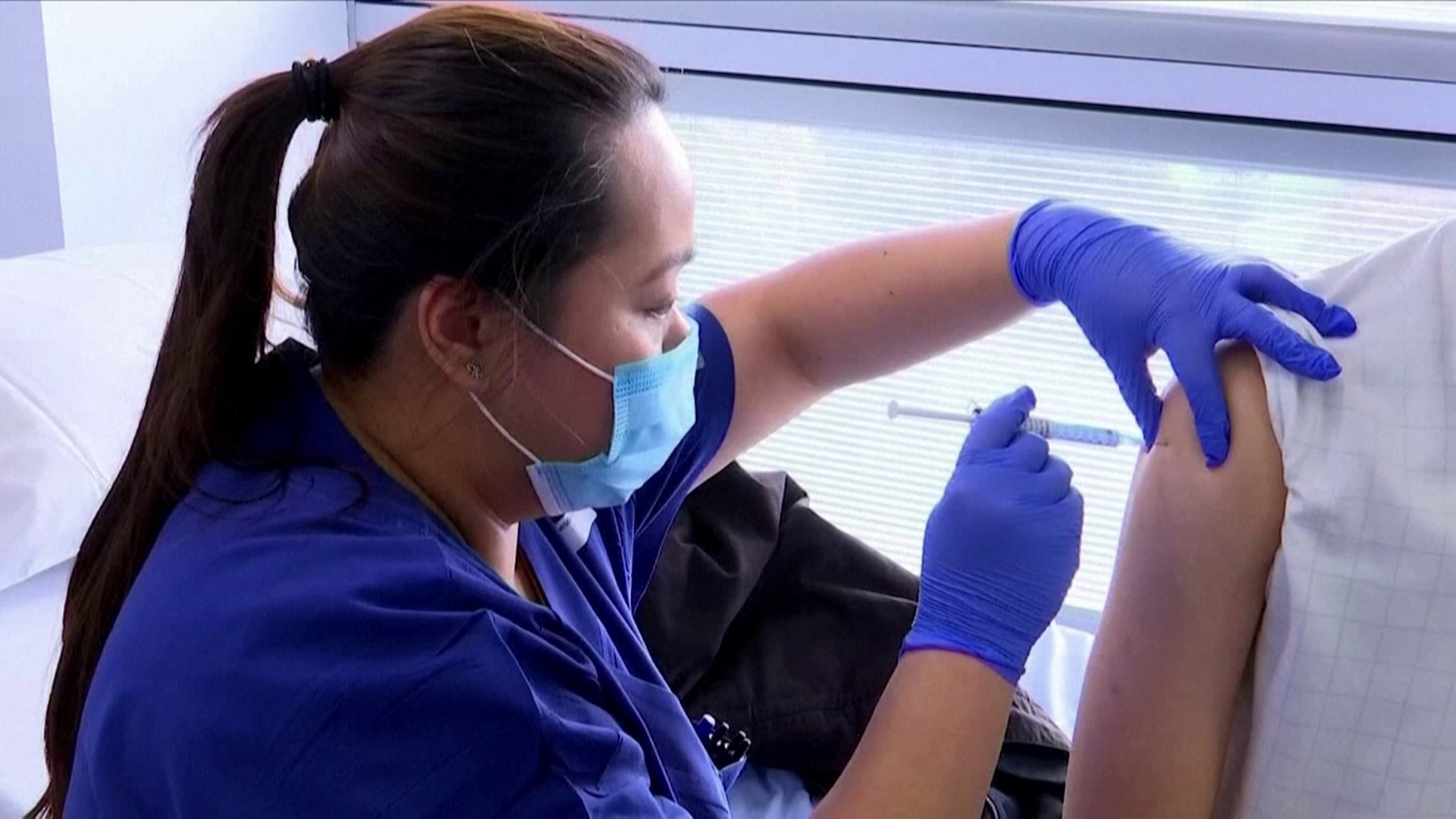 Vacina da Novavax é aplicada em voluntário em ensaio clínico nos EUA Vacina da Novavax é aplicada em voluntário em ensaio clínico nos EUA