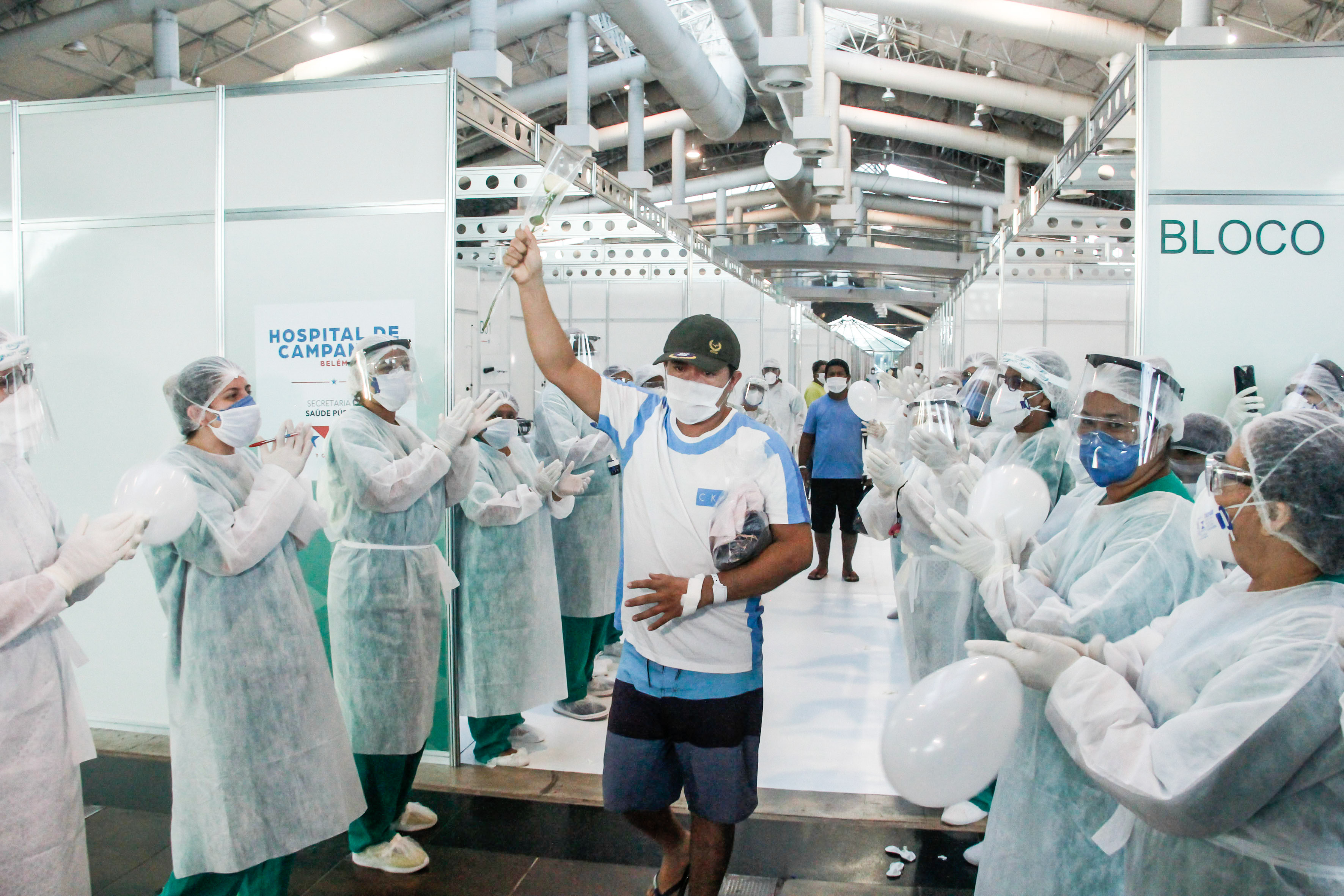 Paciente tem alta de hospital de campanha em Belém (PA)