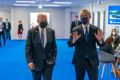 Joe Biden conversa com secretário-geral da Otan, Jens stoltenberg, em Bruxelas