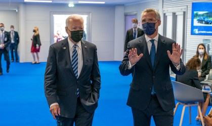 Joe Biden conversa com secretário-geral da Otan, Jens stoltenberg, em Bruxelas