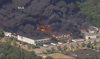 Bombeiros controlam incêndio em fábrica de produtos químicos nos Estados Unidos