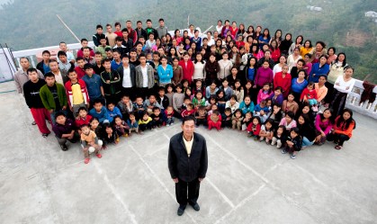Ziona Chana posa ao lado da maior família do mundo