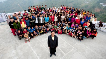 Ziona Chana posa ao lado da maior família do mundo