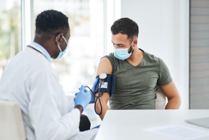 Médico aferindo pressão do paciente