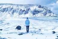 Dois meses no escuro: mulher decide passar a quarentena sozinha no Ártico