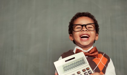 Garoto de óculos segurando calculadora
