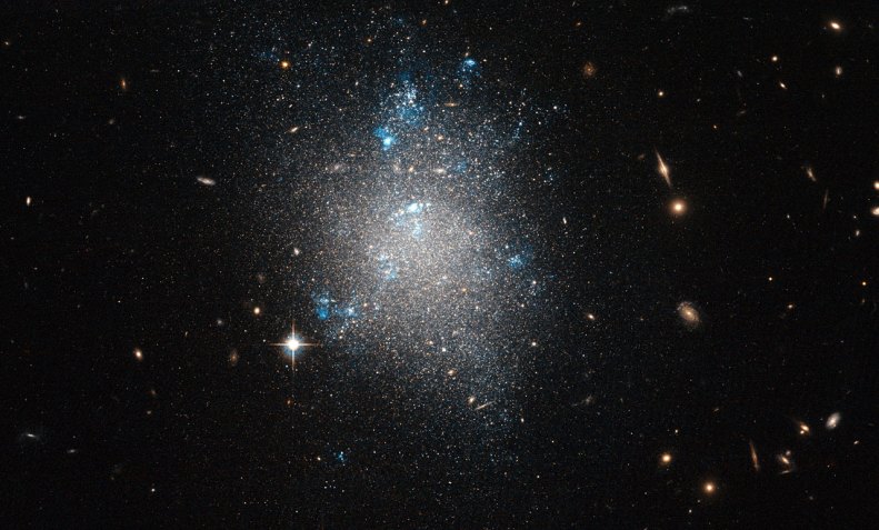 Aglomerado de galáxias visto pelo telescópio espacial Hubble / Foto: ESA/Hubble & NASA