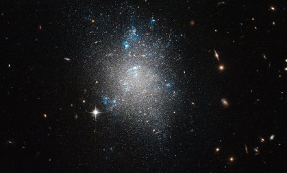 Aglomerado de galáxias visto pelo telescópio espacial Hubble