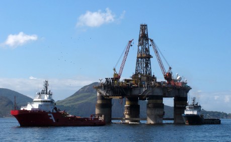 Plataforma de petróleo fundeada na Baía de Guanabara, no Rio