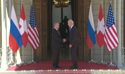Vladimir Putin e Joe Biden se cumprimentam durante encontro em Genebra