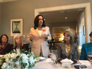 Kamala Harris, vice-presidente dos EUA, brinda em jantar com senadoras