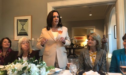 Kamala Harris, vice-presidente dos EUA, brinda em jantar com senadoras