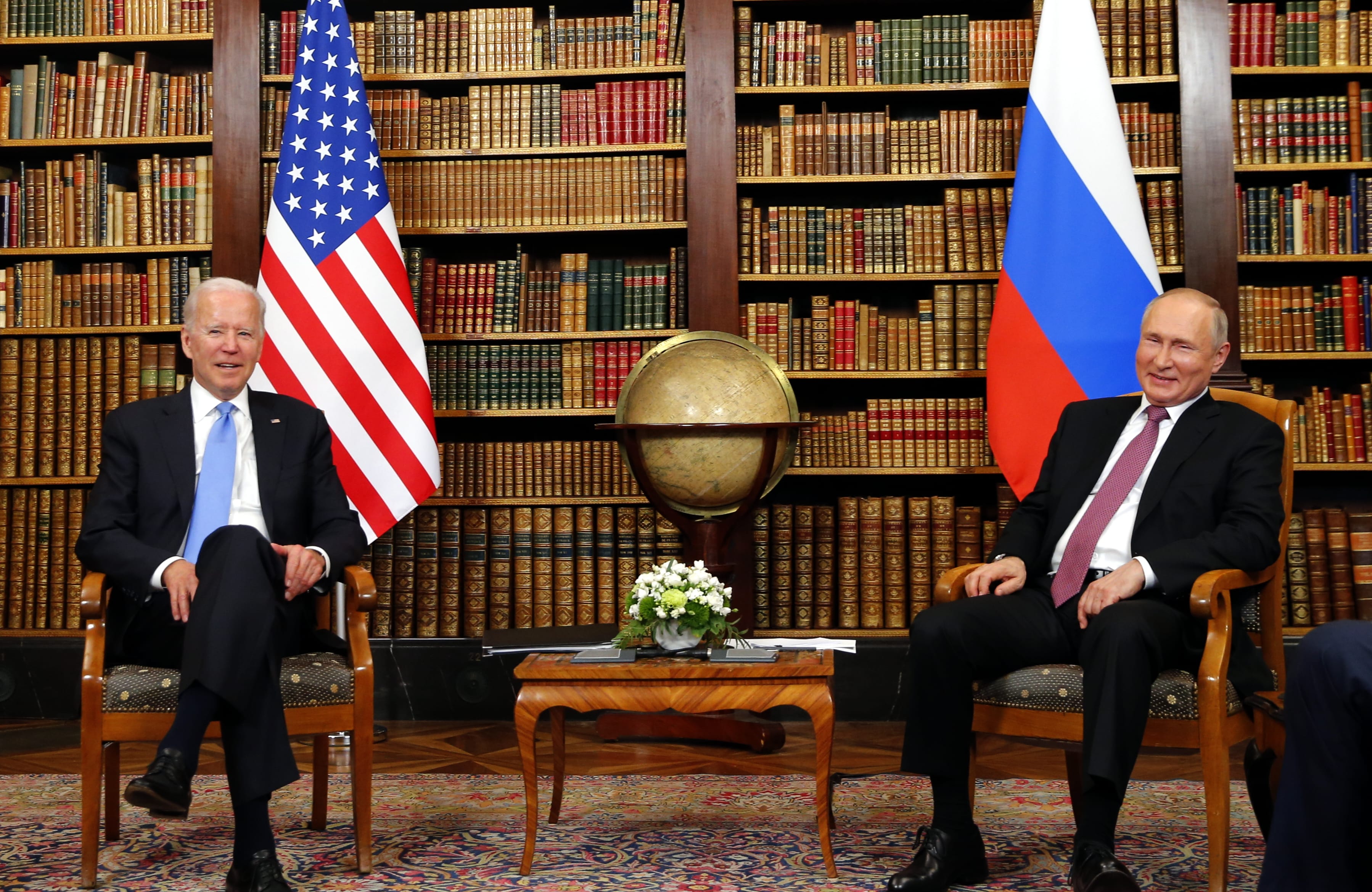Joe Biden e Vladimir Putin posam em Genebra, na Suíça / Foto: Denis Balibouse - Pool/Keystone via Getty Images