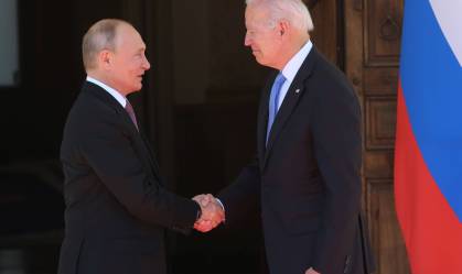 Vladimir Putin e Joe Biden apertam mãos em Genebra, na Suíça