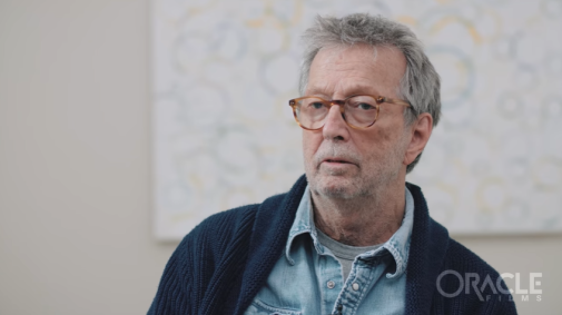 O guitarrista Eric Clapton dá entrevista ao canal Oracle News