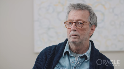 O guitarrista Eric Clapton dá entrevista ao canal Oracle News