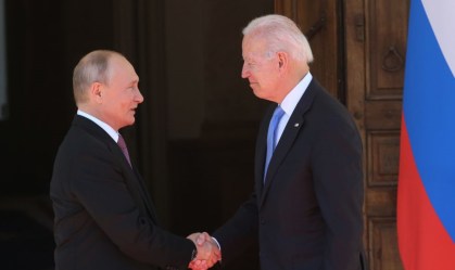 Os presidentes Joe Biden, dos Estados Unidos, e Vladimir Putin, da Rússia