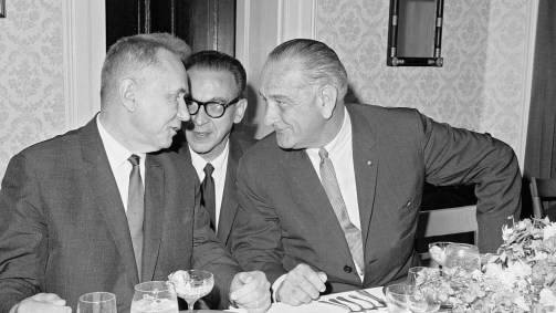 O líder soviétivo Alexei Kosygin e o presidente dos EUA, Lyndon Johnson