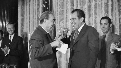 Brinde entre o líder soviético Leonid Brezhnev e o presidente americano Richard 