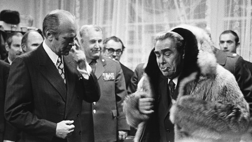 O presidente dos EUA Geraldo Ford e o premiê soviético Leonid Brezhnev