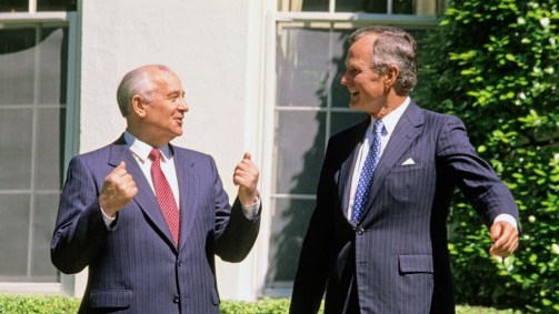 O líder soviético Mikhail Gorbachev e o presidente americano George HW Bush