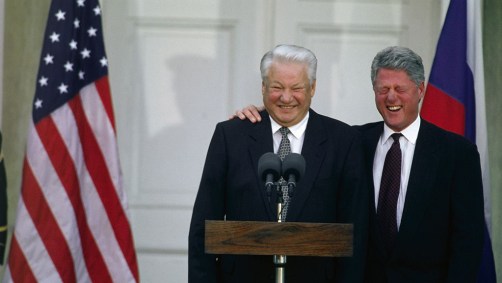 O presidente americano Bill Clinton ri de piada de Boris Yeltsin