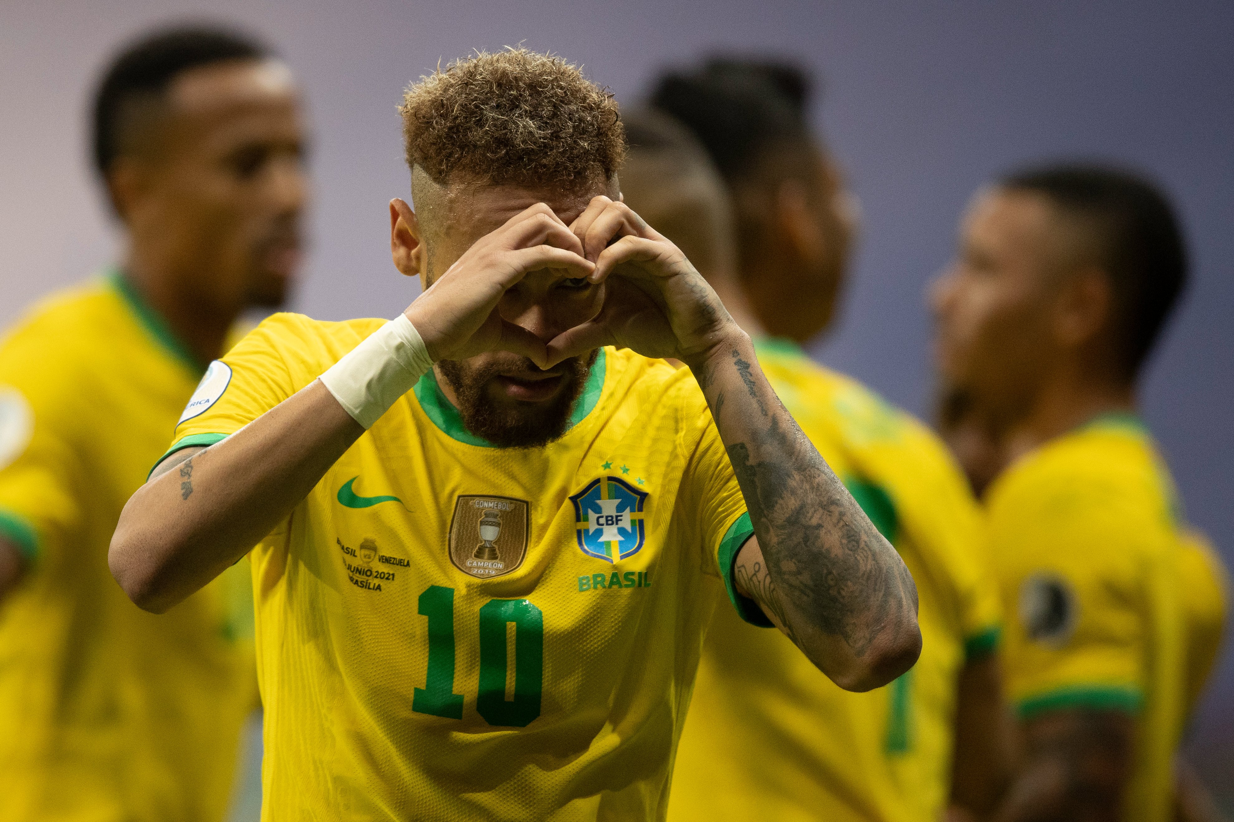 Neymar comemora gol contra a Venezuela
